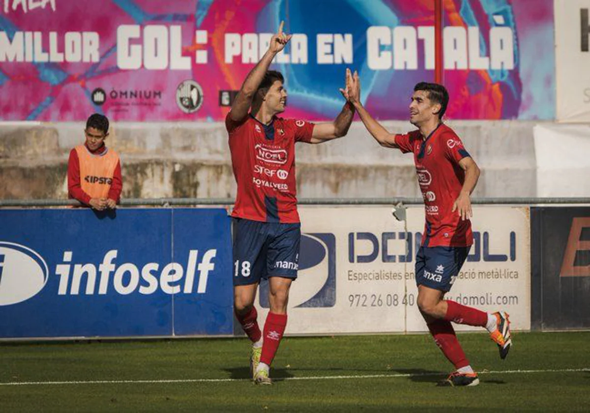 Los jugadores del Olot celebran un gol