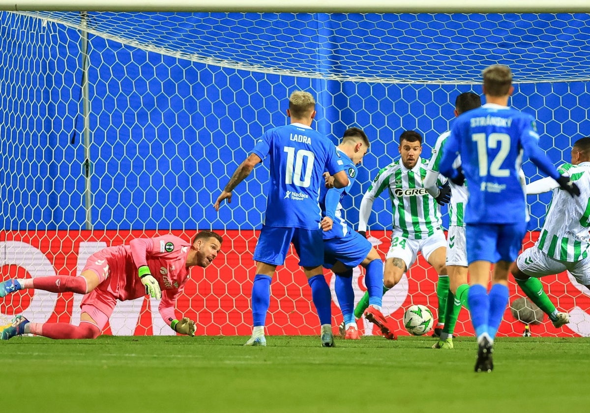 Adrián y Aitor miran a Vydra, que materializa desde cerca el 2-1 en el Mlada Boleslav - Betis