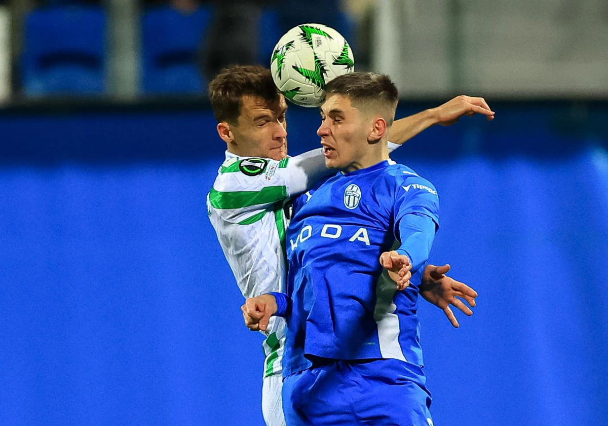 Llorente pelea un balón en Mlada Boleslav en la cuarta jornada de la fase de liga de la Conference League