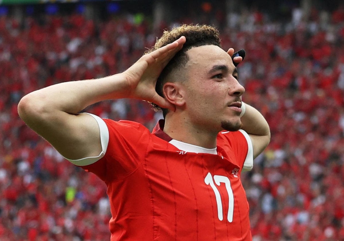 Rubén Vargas celebra un gol con Suiza