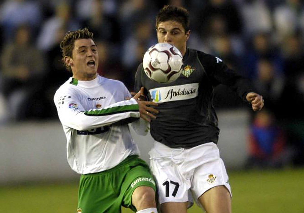 Valle disputa un balón con Joaquín en un Racing-Betis del año 2004