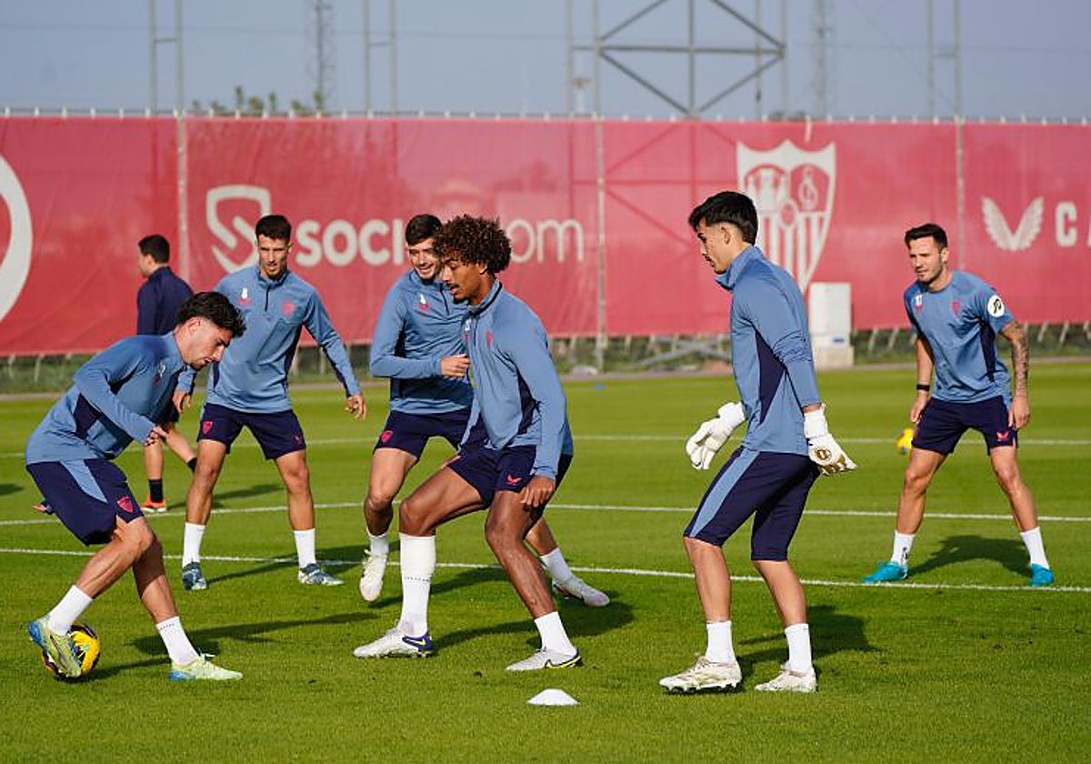 El vendaje de Badé en el penúltimo entrenamiento del Sevilla antes de ...