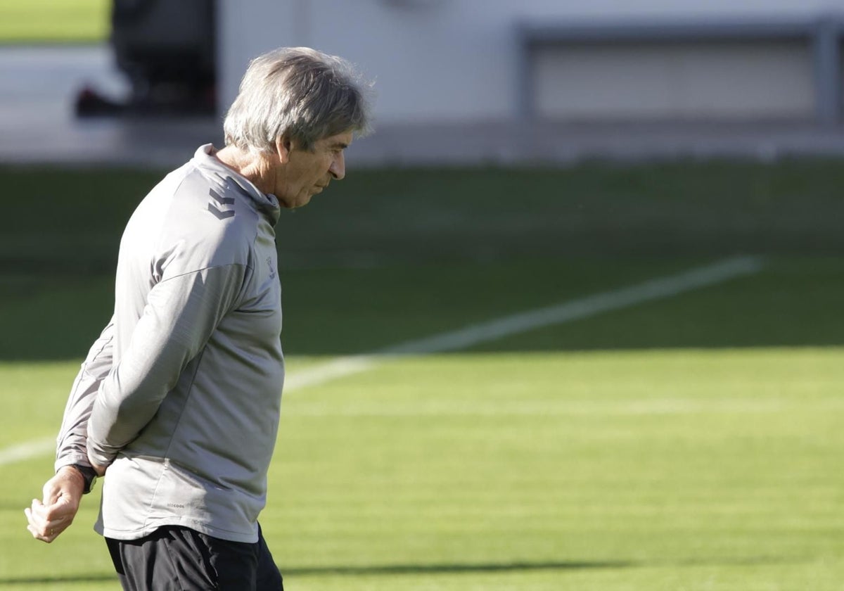 Manuel Pellegrini, durante un entrenamiento del Real Betis