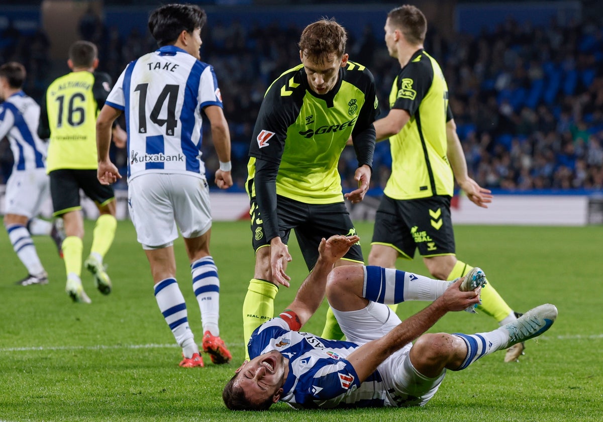 Oyarzabal se duele sobre el terreno de juego en el partido que disputan Real Sociedad y Betis