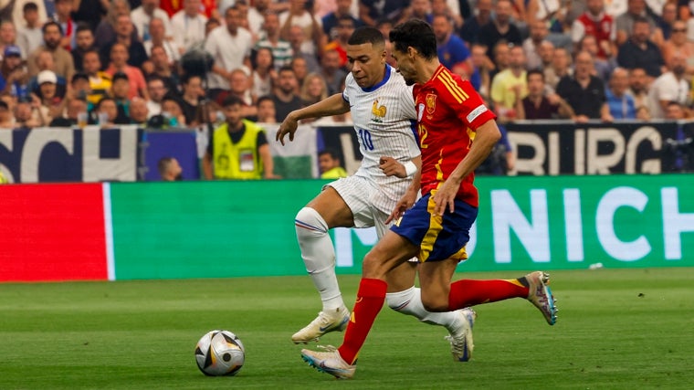 Jesús Navas y Mbappé, durante las semifinales de la Eurocopa 2024
