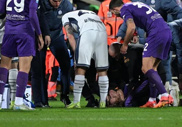 Escalofriantes imágenes de Bove, jugador de la Fiorentina, desplomado sobre el campo