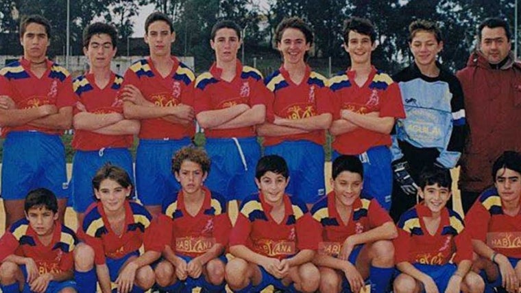 En la fila baja, el primero a la izquierda, Jesús Navas posa con la camiseta de la UD Los Palacios, la misma que defiende Wilfred, portero, ubicado a la derecha