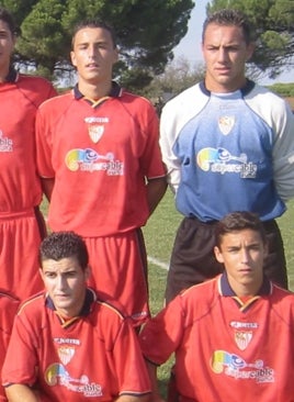 Imagen - Antonio Puerta y Wilfred, arriba, lucen la camiseta sevillista en cantera en el mismo equipo que Navas, en la esquina derecha