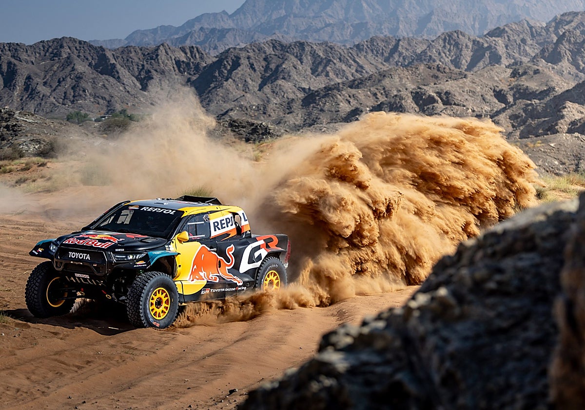 Imagen del Toyota por la arena del Dakar