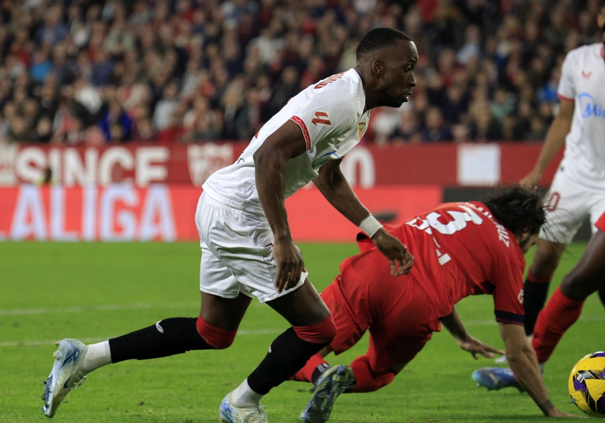 Lukebakio disputa un balón en el Sevilla - Osasuna
