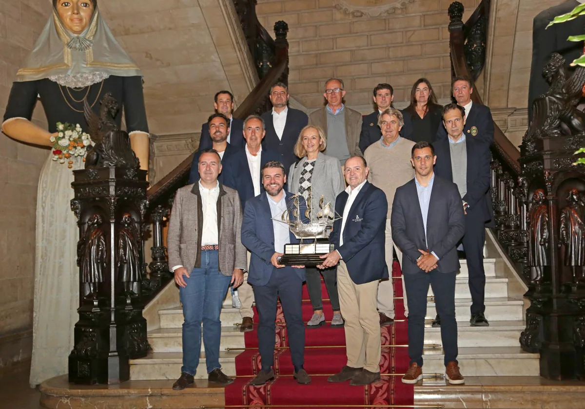 Las autoridades participantes en la presentación, con el icónico trofeo de esta competición.