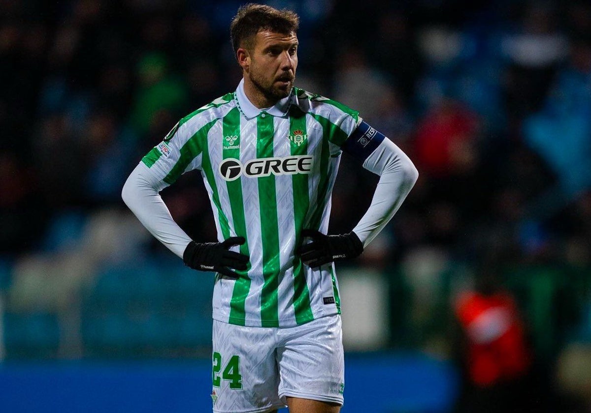 Aitor, con los brazos en jarra durante el Mlada Boleslav - Betis