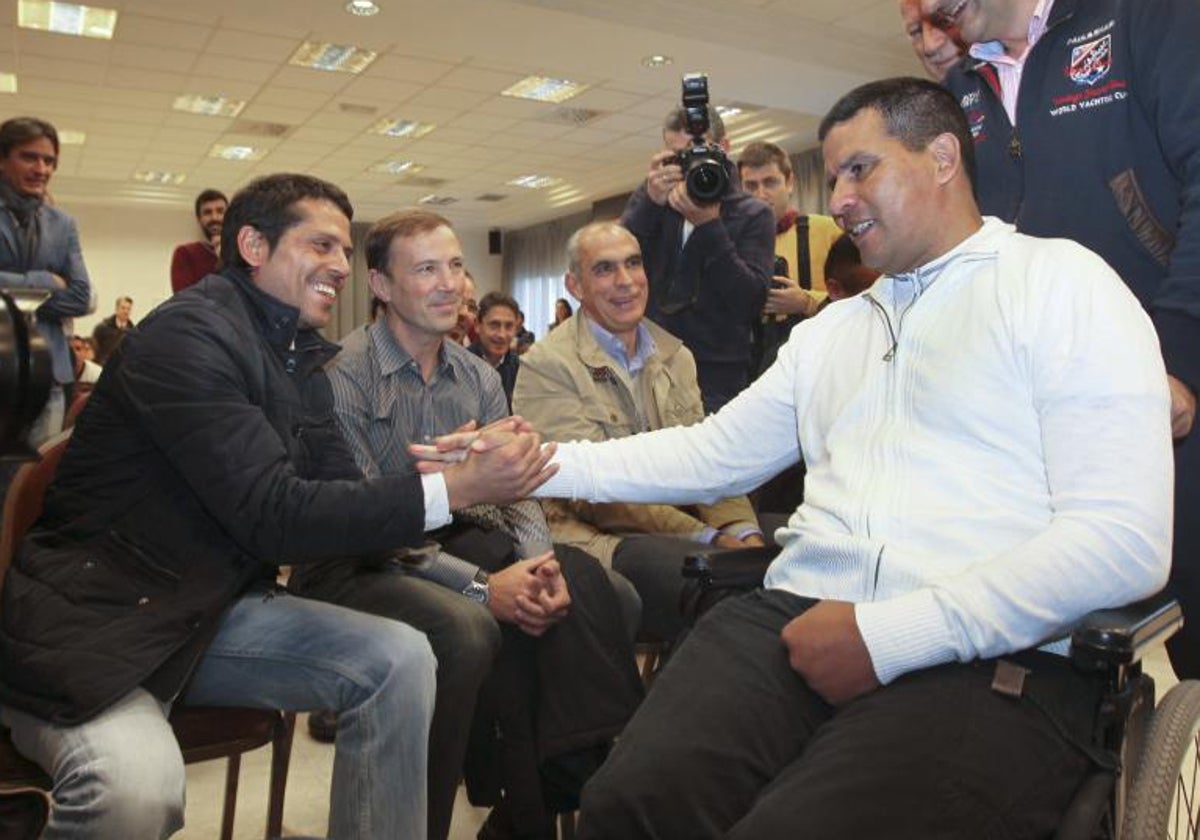 Fernando Cáceres saluda a excompañeros del Zaragoza en un acto celebrado en 2013