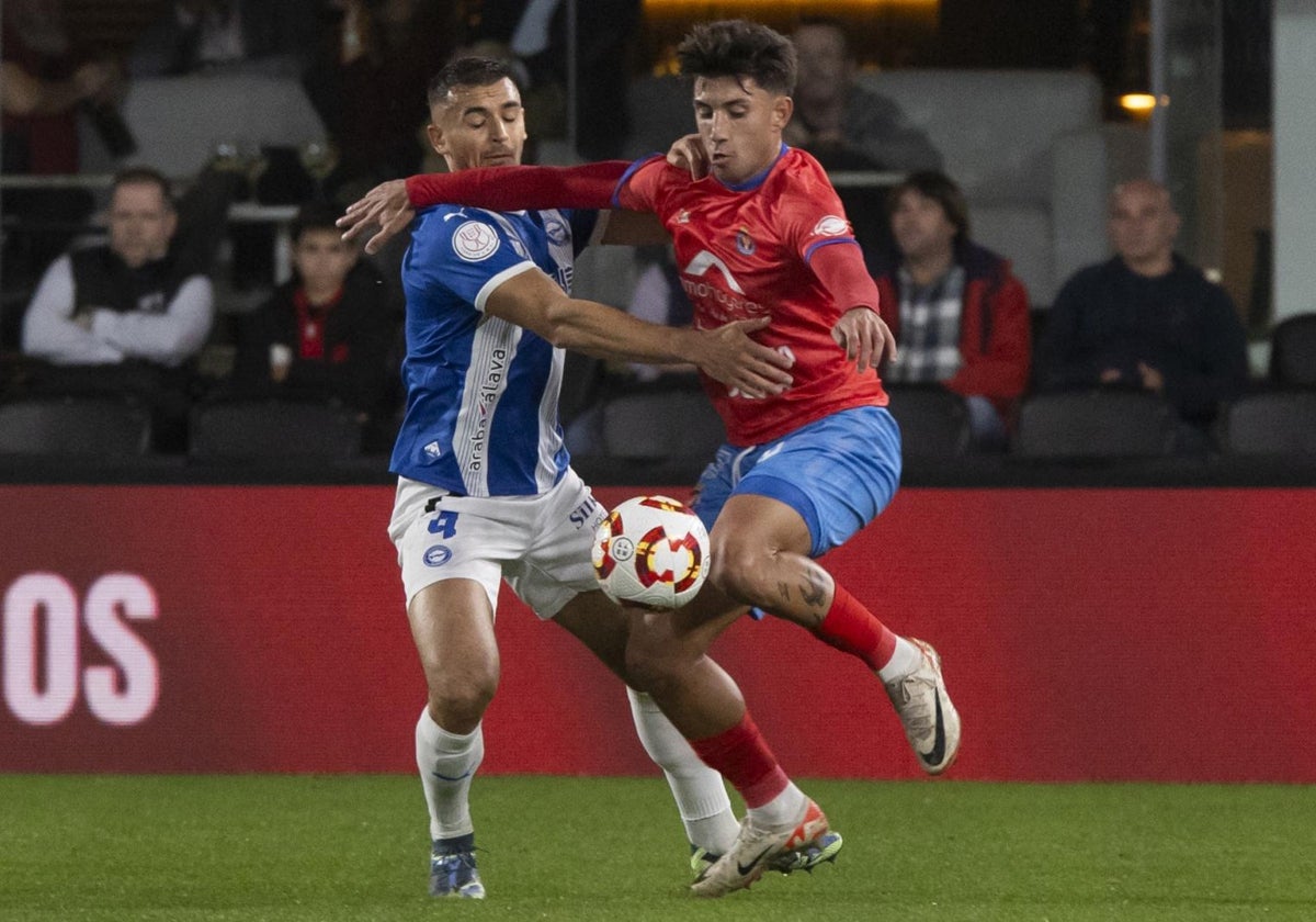 El jugador del Alavés Sedlar disputa el balón con el futbolista de la Deportiva Minera Domi