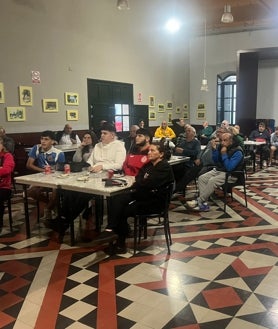 Imagen secundaria 2 - La Deportiva Minera se ha estrenado esta temporada en la Copa, Arriba, los jugadores celebran la clasificación ante el Alavés. Sobre estas líneas, Popi y su cuerpo técnico en la rueda de prensa posterior a la clasificación. A la derecha, la Casa del Pueblo del Llano del Beal, donde los aficionado se reúnen para ver los partidos de su equipo. 