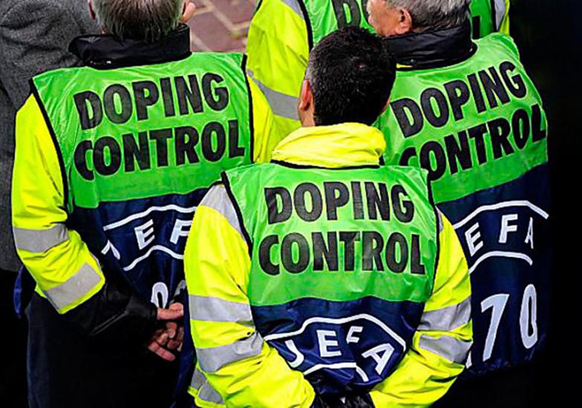 Agentes antidopaje en un partido de fútbol