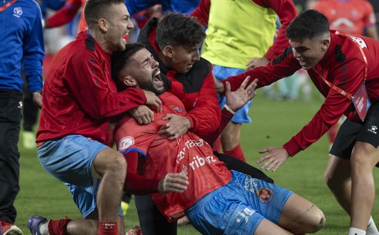 Imagen principal - La Deportiva Minera se ha estrenado esta temporada en la Copa, Arriba, los jugadores celebran la clasificación ante el Alavés. Sobre estas líneas, Popi y su cuerpo técnico en la rueda de prensa posterior a la clasificación. A la derecha, la Casa del Pueblo del Llano del Beal, donde los aficionado se reúnen para ver los partidos de su equipo. 