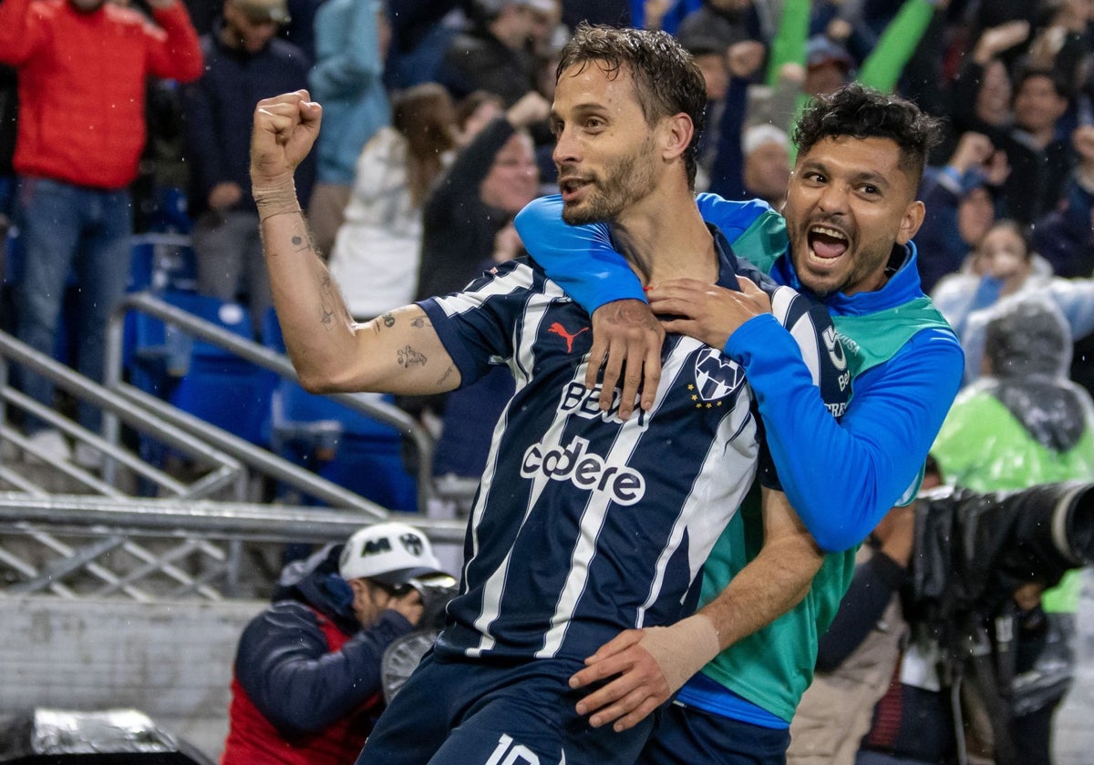 Canales celebra uno de sus goles con el Rayados de Monterrey felicitado por Tecatito Corona