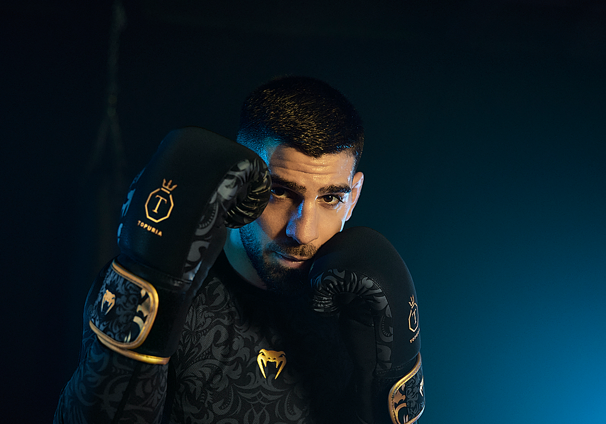 Ilia Topuria con las prendas de la nueva colección