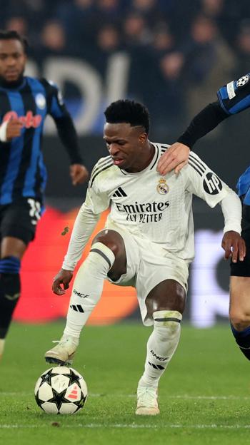 Vinícius disputa el cuero contra Marten de Roon