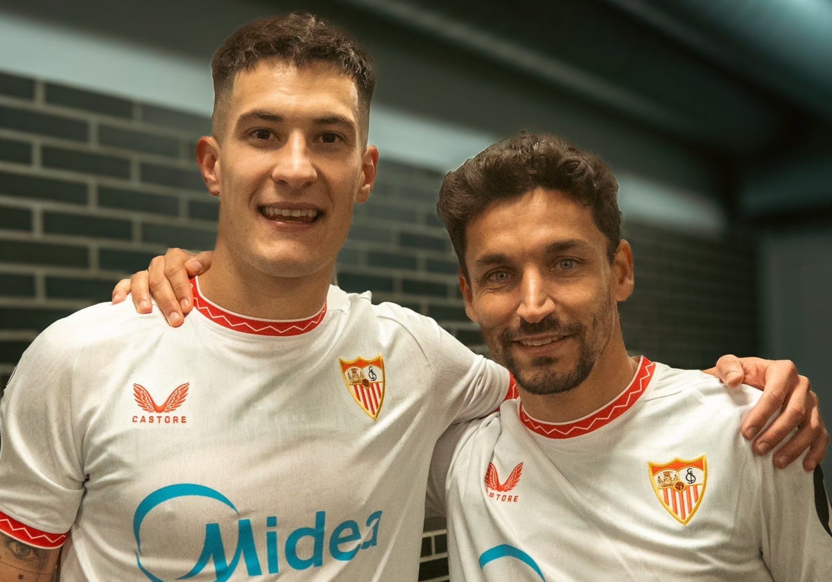 Andrés Castrín, central del Sevilla Atlético, junto a Jesús Navas tras el Olot - Sevilla de la Copa del Rey