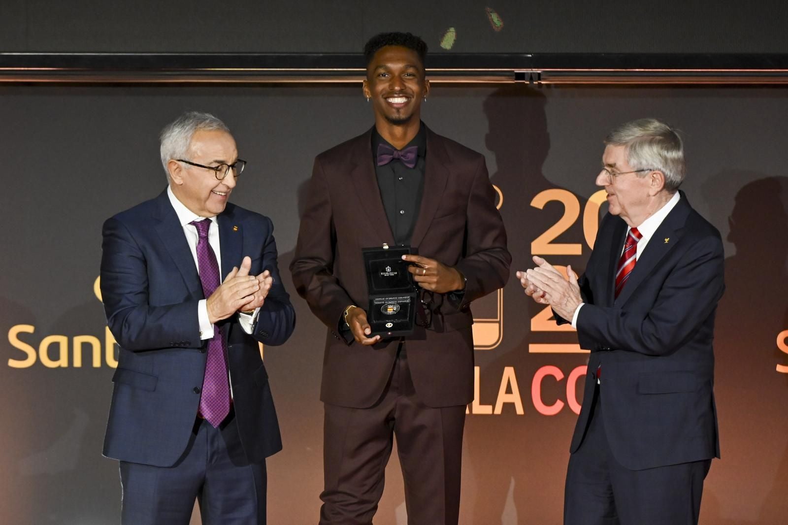 El presidente del Comité Olímpico Español, Alejandro Blanco, homenajea al atleta Jordan Díaz