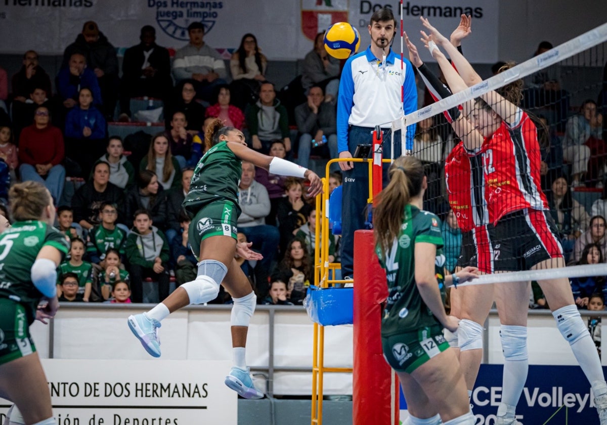 Remate de Maguilaura Frías bloqueado en la red por el equipo belga