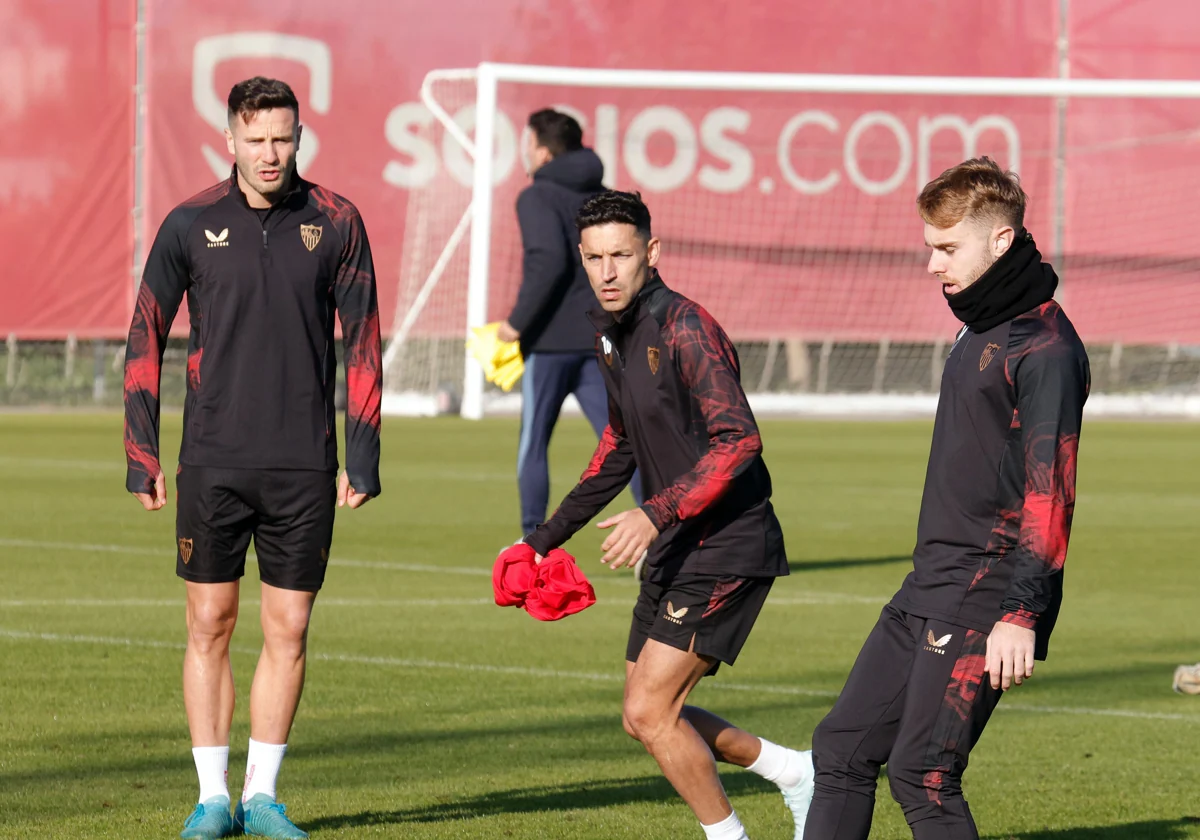 Saúl, Jesús Navas y Peque durante un entrenamiento previo al Sevilla - Celta de LaLiga