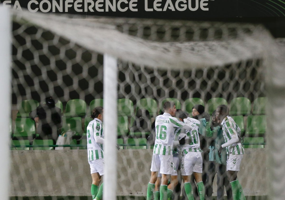 Los jugadores del Betis celebran el gol de Bakambu ante el Petrocub en el choque de la quinta jornada de la Conference League