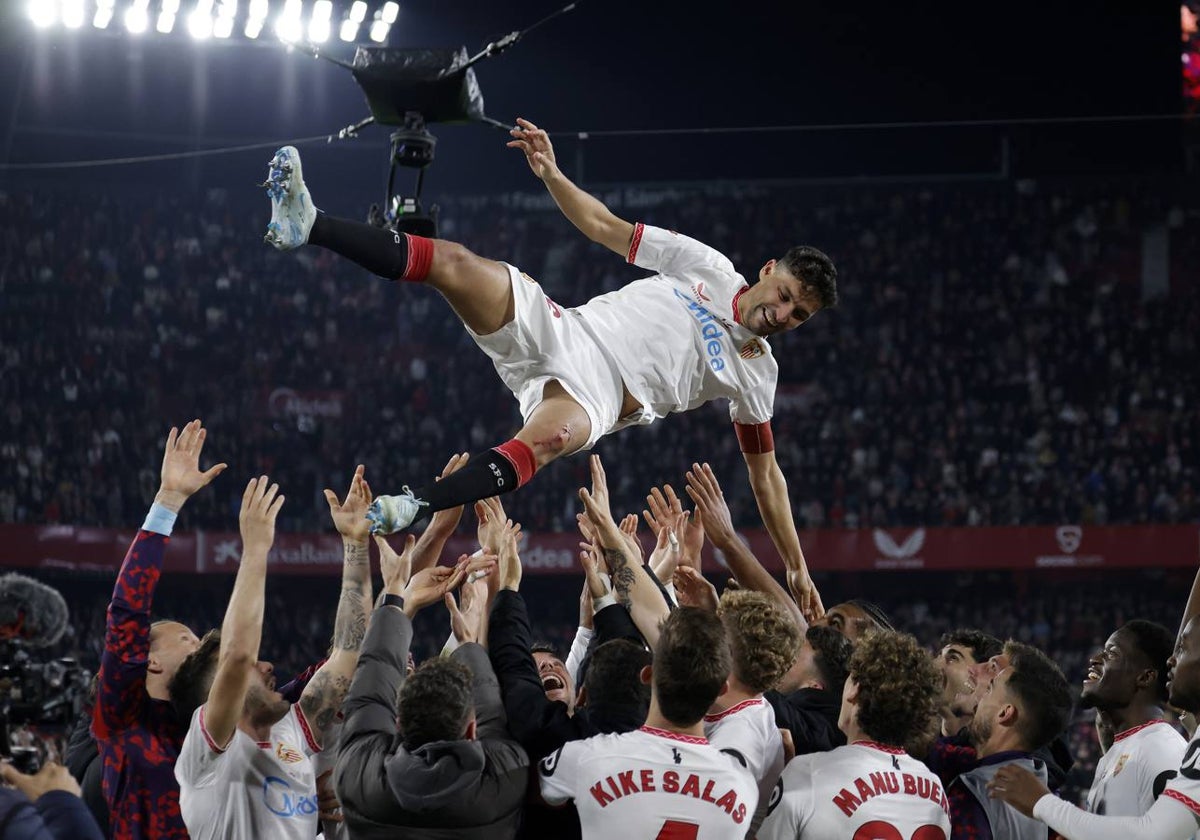 Jesús Navas posa junto a sus compañeros y sus hijos tras el Sevilla - Celta