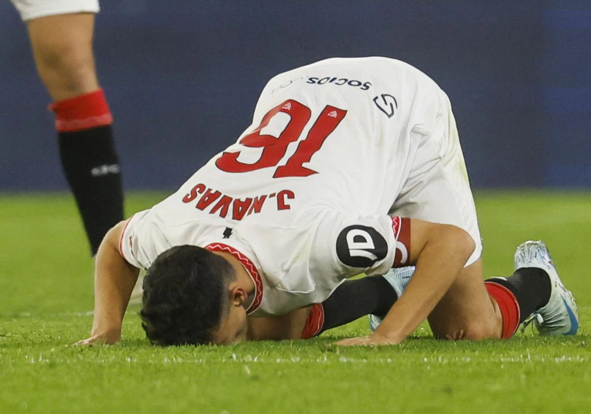 Jesús Navas besa el césped del PIzjuán