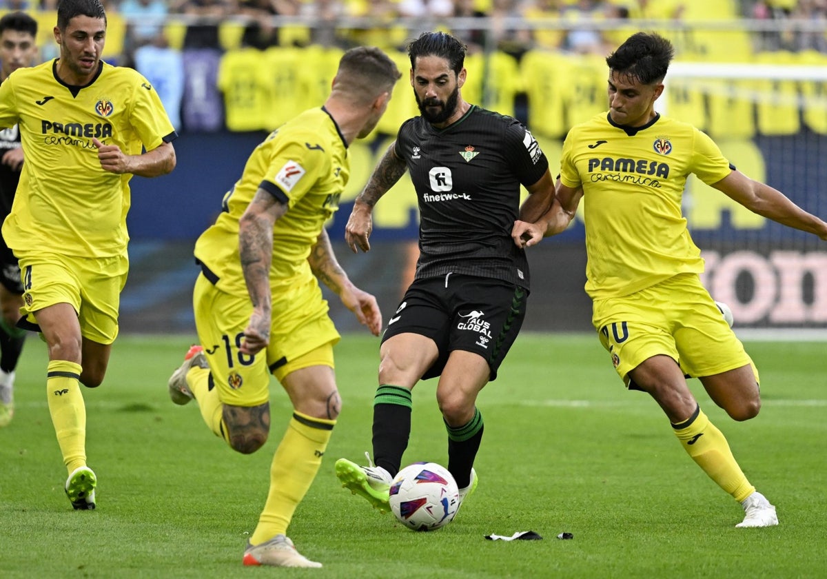 Isco, rodeado de varios jugadores del Villarreal