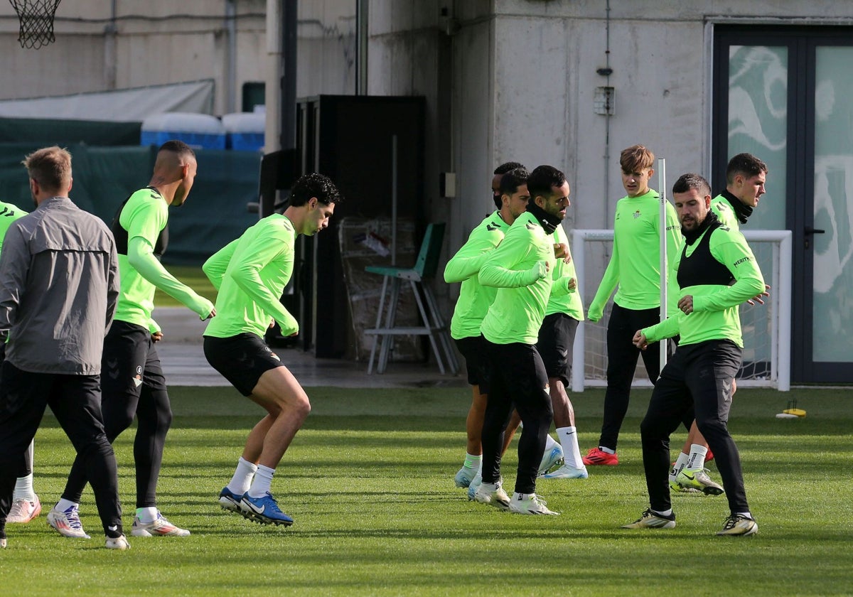 Varios futbolistas del Betis, en el entrenamiento de este sábado