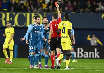 Cuadra Fernández señala en el acta que expulsó a Chimy por «una entrada por detrás sin intención de jugar el balón» y relata un incidente con Manu Fajardo