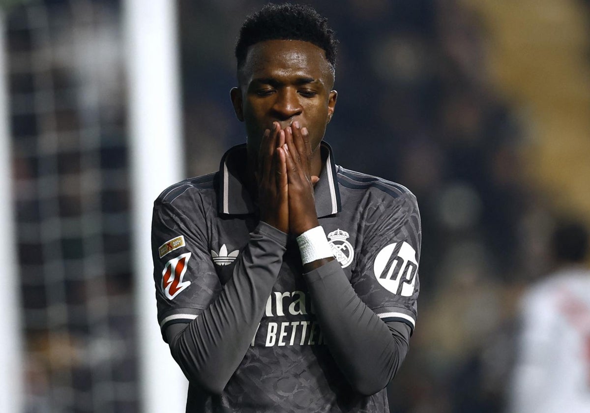 Vinicius se lamenta durante el partido de Vallecas