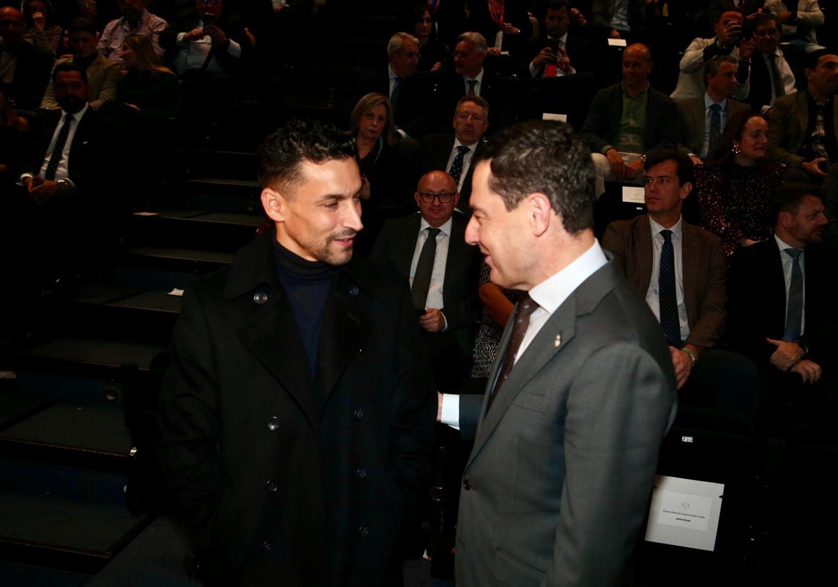 Jesús Navas saluda a Juanma Moreno a su llegada a la gala de entrega de los Premios Andalucía de los Deportes 2023