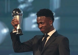 El Madrid se queda contento: los hinchas regalan The Best a Vinicius