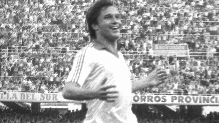 Bertoni, after scoring in a Sevilla-Real Sociedad match in the 79-80 season