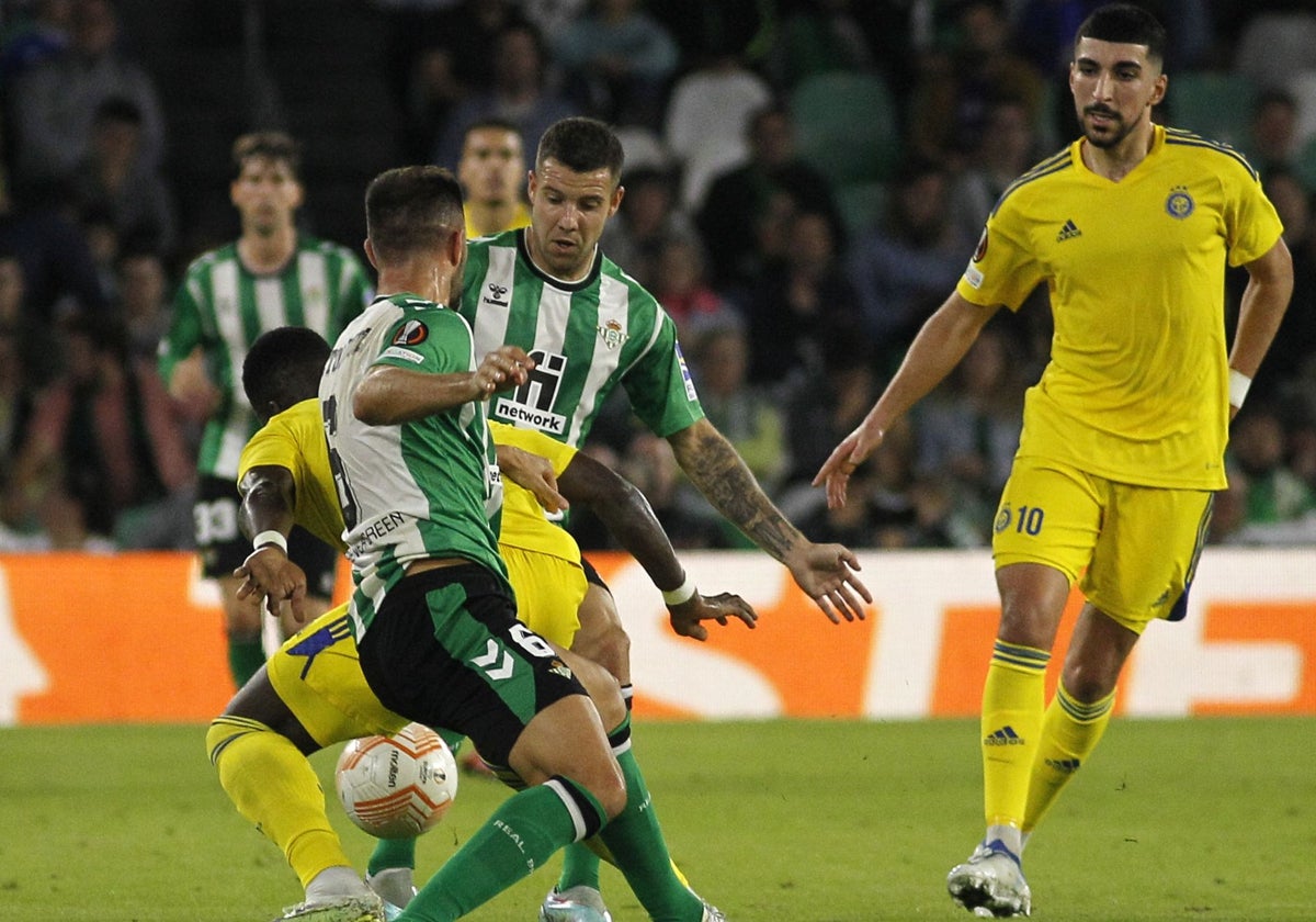 Un lance del juego del Betis - HJK de 2022 en el Benito Villamarín