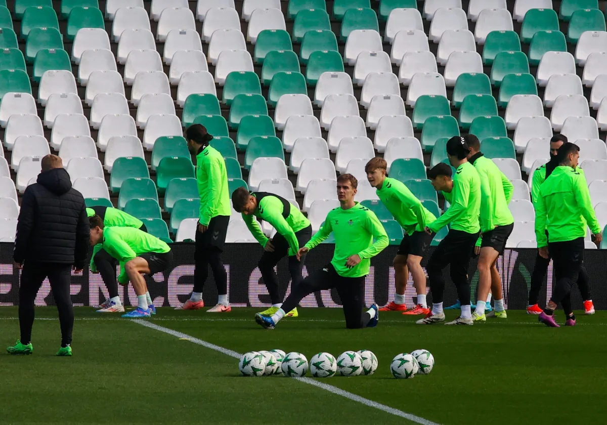 Los jugadores del Betis, ejercitándose este jueves en el Benito Villamarín