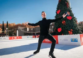 Javier Fernández patinando en la nueva pista de hielo