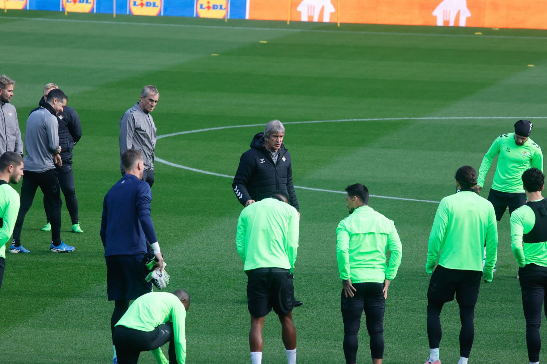 Manuel Pellegrini se dirige a sus hombres durante el entrenamiento del Betis en el estadio Benito Villamarín