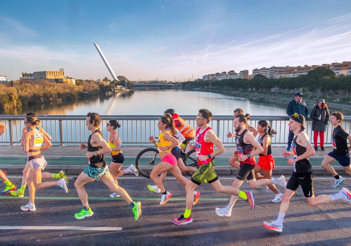 Corredores del Zurich Maratón Sevilla 2024 a su paso por el Puente de la Barqueta