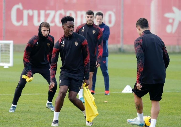 sevilla-entrenamiento-RSlkwlI5DMUSO5HbFea9ybI-758x531@diario_abc.jpeg