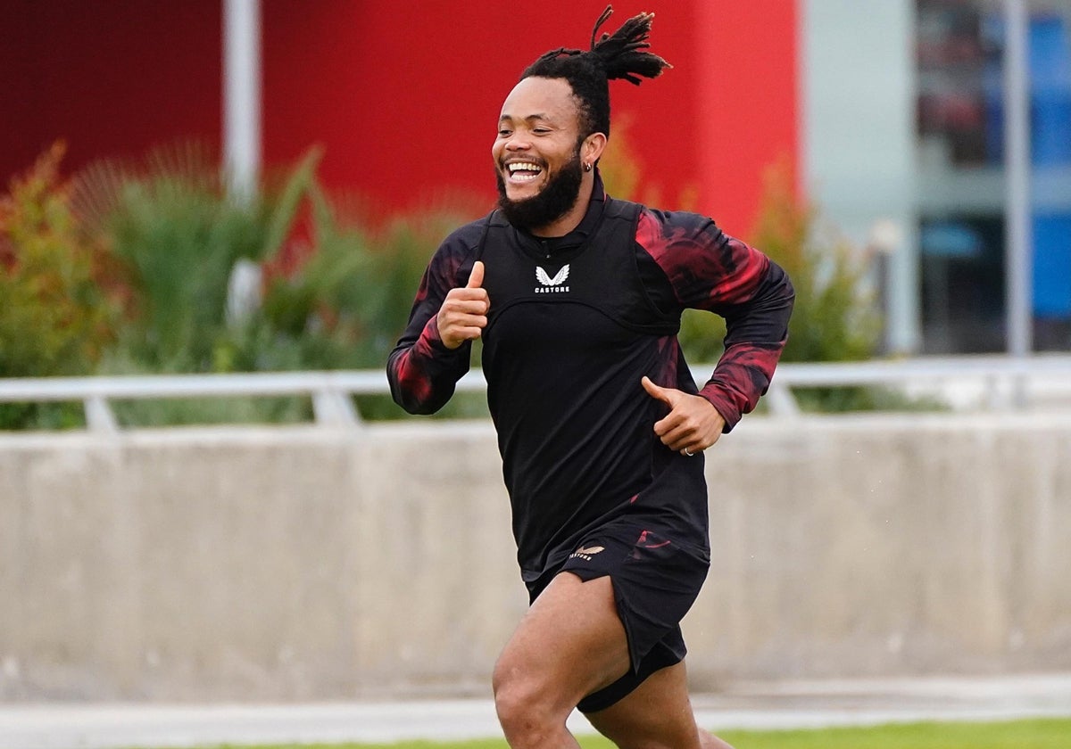 Chidera Ejuke realiza carrera continua en la Ciudad deportiva del Sevilla.