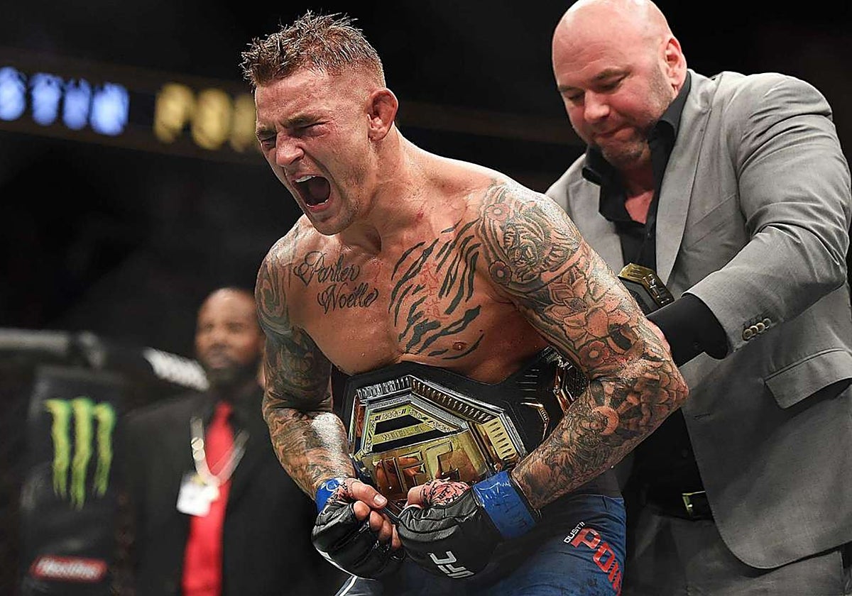 Dana White coloca el cinturón de la UFC a Dustin Poirier
