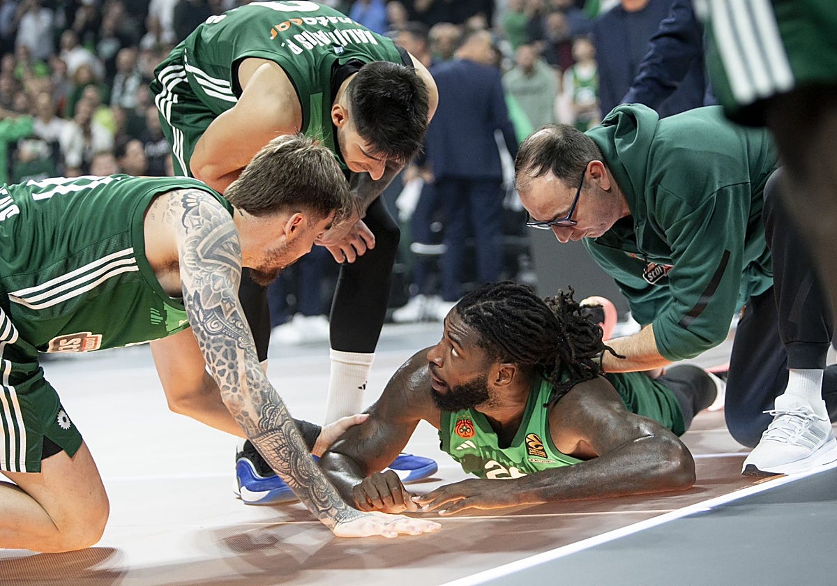 Mathias Lessort, tendido en el parqué tras su grave lesión