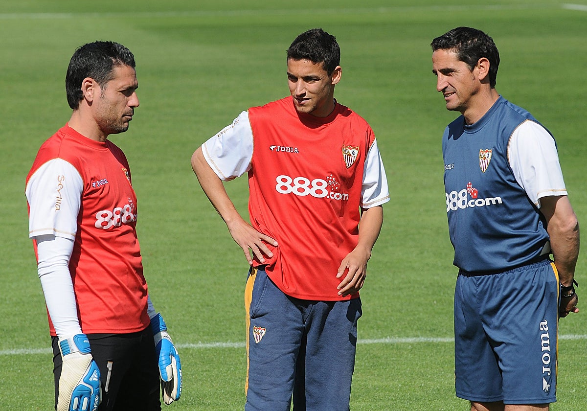 Palop, Jesús Navas y Manolo Jiménez, en un entrenamiento del Sevilla en 2009