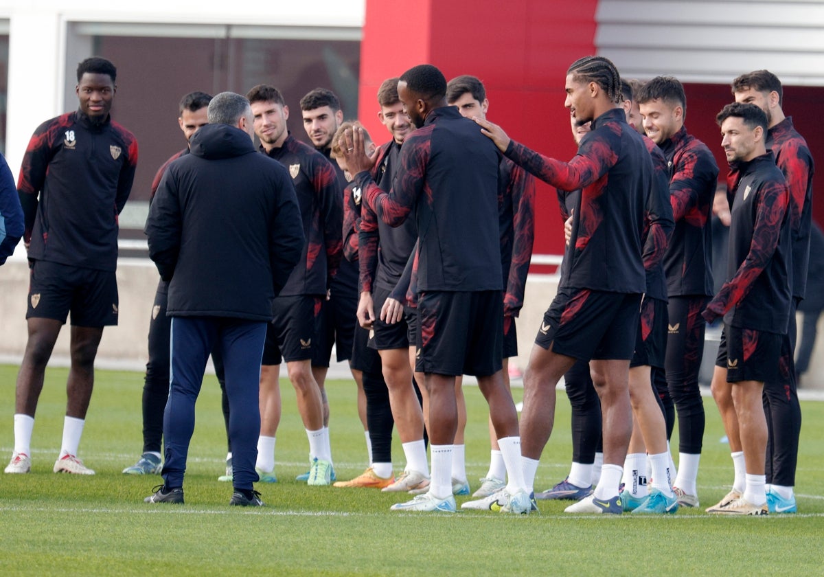 Pimienta, con sus jugadores en un entrenamiento