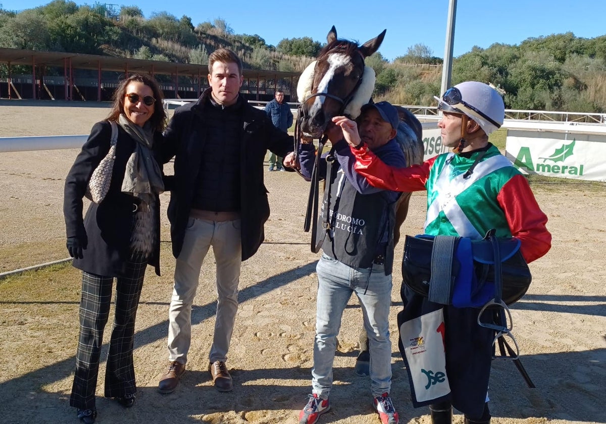 El entrenador Román Martín junto al jockey Vacla Janacek y el potro Summercake